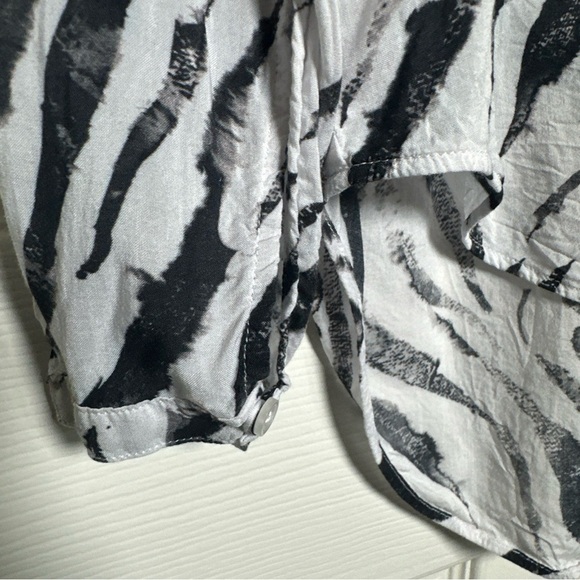 Cloth and Stone Shirt Blouse Womens XS Animal Print Holiday Party Office Work - Picture 7 of 9